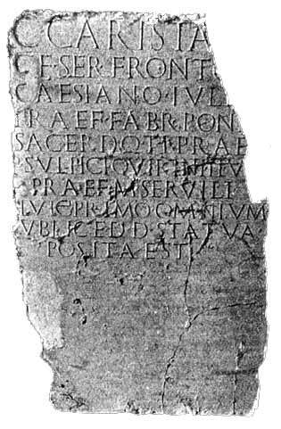 上图:20世纪初考古学家在彼西底的安提阿(Antioch in Pisidia)发现的碑文,上面刻着差派居里扭任巡抚职。Sir William Ramsay认为这块碑文是属于主前11-8年。在这块碑文发现之前,人们根据犹太史学家约瑟夫的记载,认为居里扭在主后6年任叙利亚巡抚。但根据这块碑文,居里扭可能曾两度担任叙利亚的巡抚,一次是在主前7年左右,另一次是在主后6年。