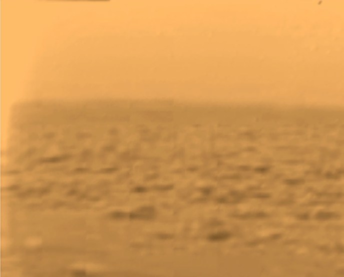 上图：2005年，欧洲空间局惠更斯号（Huygens）探测器登陆泰坦星（Titan，土卫六）后拍摄的第一张照片。科学家们认为，原始地球的天空可能和泰坦星一样是不透明的。