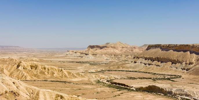 上图:南地(Negev)的Ein-Avdat谷。南地气候炎热,已发现许多古人居住的遗址。现代的南地是以色列南部的一片荒漠,占了以色列国土面积一半以上,与埃及接壤。