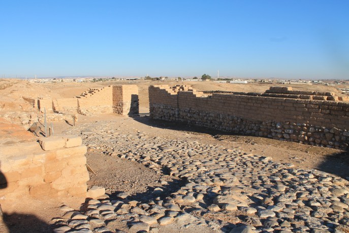 上图:别是巴遗址(Tel Be'er Sheva)城门口的宽阔处,是一个小广场,客旅如果找不到住处,可以「在街上过夜」(创十九2)。