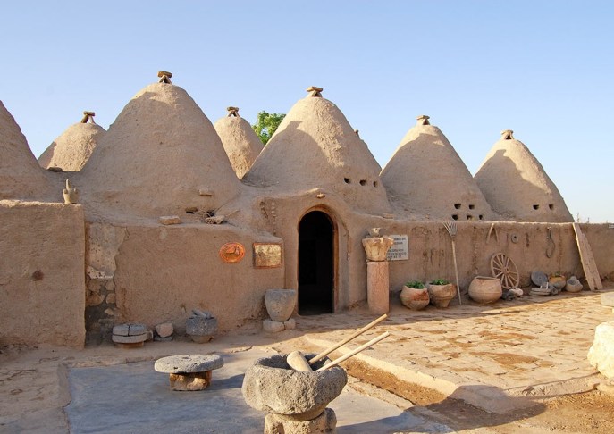 上图:哈兰传统的蜂巢房(Harran Beehive Houses),这种建筑样式至少有3000多年的历史,由粘土砖和土制成。蜂巢的形状可以抵挡炎热、保持凉爽空气,还可以抵抗地震、暴风和季节性暴雨。