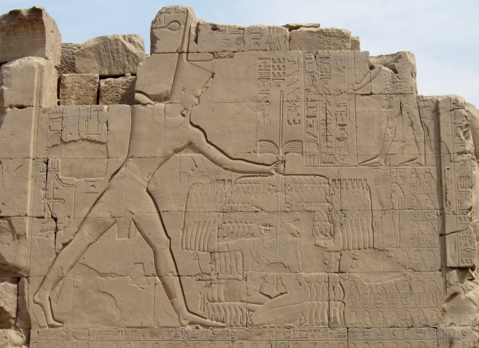 上图:埃及底比斯卡纳克神庙(Karnak Temple)的米吉多战役浮雕,描绘图特摩斯三世(Thutmose III,主前1479-1425年在位)正在用他「大能的手」在杀戮迦南人。浮雕上的米吉多战役铭文(Battle of Megiddo Inscription)用「他的手是如此大能」、「他的手比任何王都大能」来颂赞图特摩斯三世。米吉多战役(Battle of Megiddo,主前1457年)发生于出埃及之前约10年,是图特摩斯三世最著名的战功之一,使埃及重新控制了迦南北部,并且以此为基地进攻美索不达米亚。