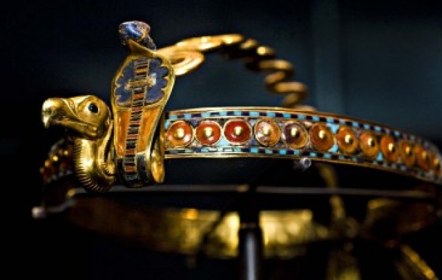 上图:古埃及第十八王朝图坦卡蒙法老(Tutankhamun,主前1332–1323年在位)王冠上的眼镜蛇乌拉厄斯(Uraeus),是法老的守护神。
