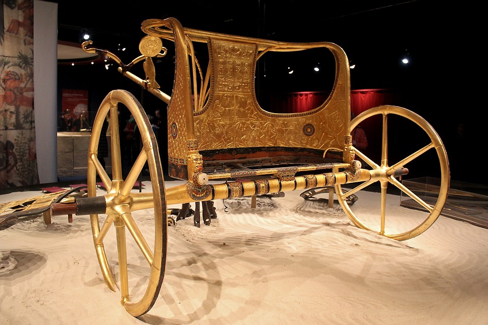 上图:古埃及第十八王朝图坦卡蒙法老(Tutankhamen,主前1332–1323年)的金马车。