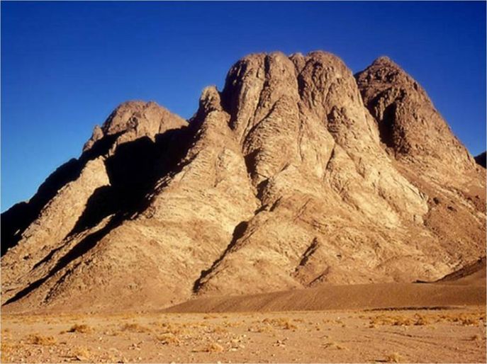 上图:西奈半岛南端的Gabal Musa山,传统认为很可能就是西奈山。