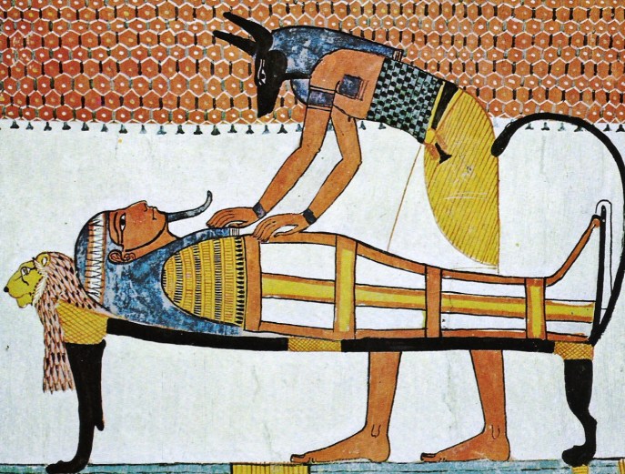 上图：古埃及壁画中，胡狼头人身的死神阿努比斯（Anubis）正在制作木乃伊。在古埃及神话中，是阿努比斯发明了木乃伊的制作方法，将被谋害的奥西里斯（Osiris）制作成木乃伊，并协助他复活成为冥王。因此，古埃及人制作木乃伊的目的也是为了复活永生，法老的熏尸过程都有祭司念咒祈祷，并放进圣甲虫或荷鲁斯之眼（The Eye of Horus）的护身符。约瑟请医生熏尸，就避免了这些异教仪式。