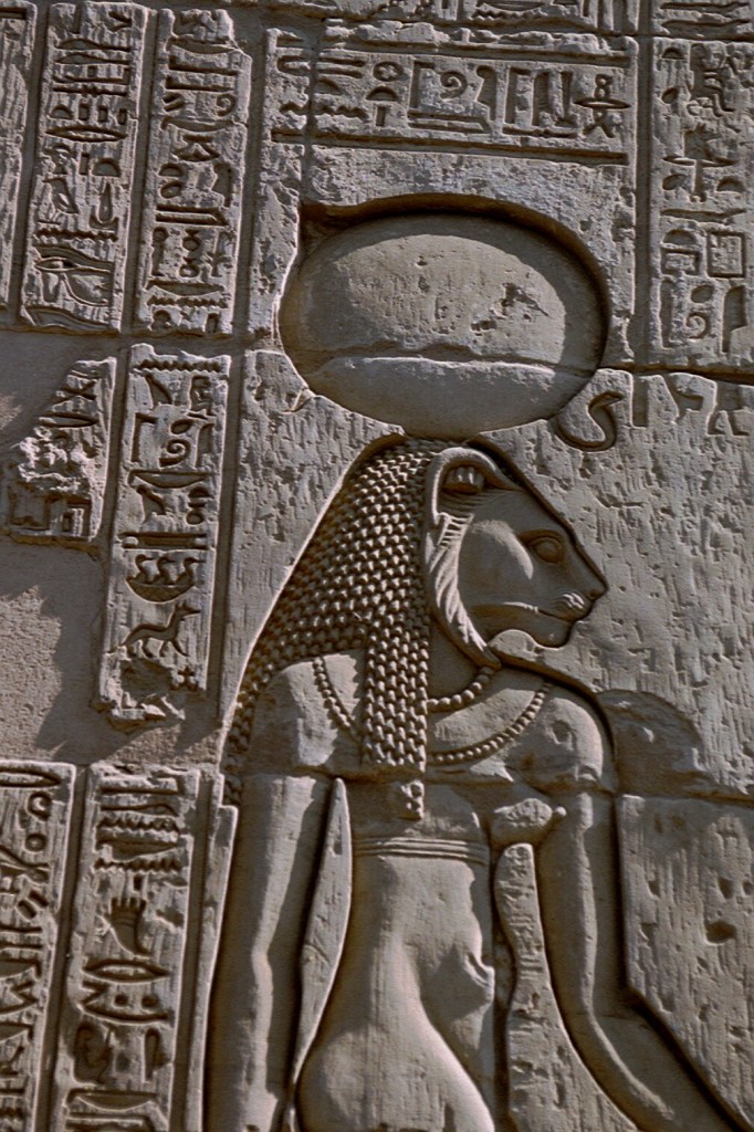 上图:古埃及神话中的战争女神和医疗女神塞赫麦特(Sekhmet),形象是母狮或狮首女人。