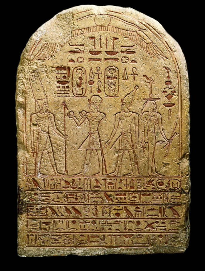 上图：古埃及十八王朝女法老哈特谢普苏特的石版（Stele of Hatshepsut and Thutmose III，主前1473-1458年在位），现存于梵蒂冈博物馆。上面刻着戴着蓝色王冠的哈特谢普苏特正在向太阳神阿蒙-拉献祭，右边是未来的法老图特摩斯三世，戴着上埃及的白色王冠。同一时代的西奈法版，也可以完好地保存到现代。