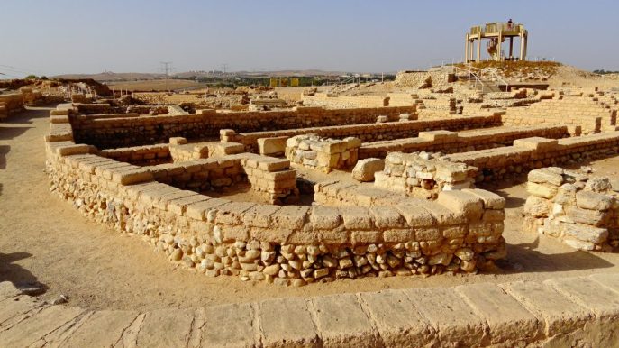 上图:别是巴城遗址(Tel Beer Sheva)里的官邸和街道。