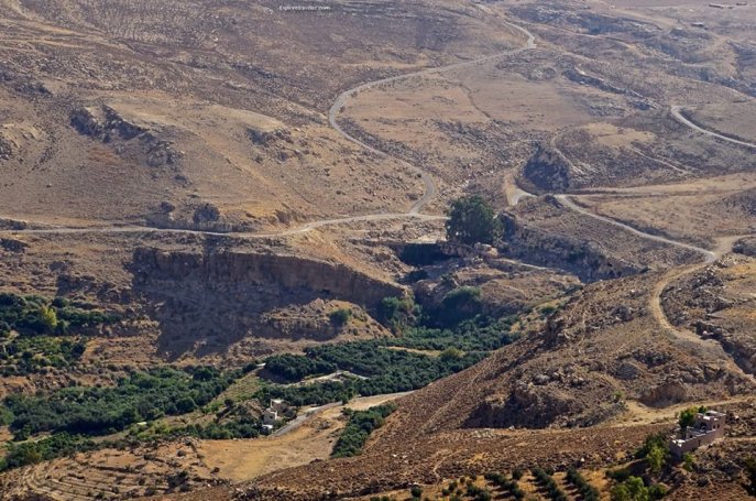 上图:尼波山脚的穆萨旱溪(Wadi Ayun Musa),可能就是「伯·毗珥对面的谷」,摩西最后葬在这谷中(三十四6)。
