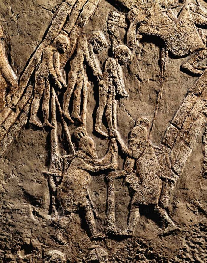 上图:拉吉之围浮雕(Siege of Lachish Relief)的一部分,描绘亚述士兵把俘虏处死后挂在木头上示众。亚述的恐怖行为,给希西家和百姓都造成了极大的压力。