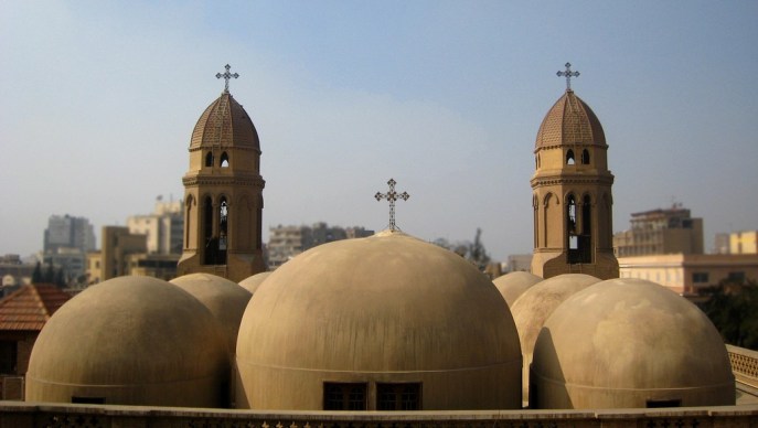上图:位于埃及首都开罗的圣马可科普特教堂(Coptic Saint Mark's Church)。科普特的教会是马可建立的,所以其教宗以马可的继承人自居,犹如天主教的教宗以彼得继承人自视。「科普特」一词原意是「埃及人」,随着大部分埃及居民皈依伊斯兰教,该词现在专指埃及的基督徒。埃及的科普特人是中东地区最大的基督教族群,人口约占埃及8千多万总人口的10–15%。现在,大多数科普特人使用阿拉伯语,但在敬拜时使用由古埃及语演变而来的科普特语。现代最有名的科普特人是布特罗斯·布特罗斯-加利,他曾担任联合国第六任秘书长。