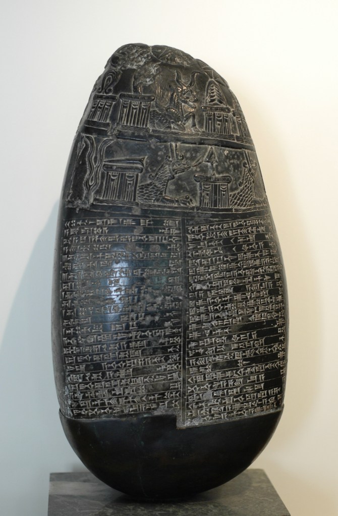 上图:巴比伦加喜特王朝时期(Kassite dynasty of the Babylonian Empire,约主前1600-1155年)的黑色界石(Kudurru),发掘于巴格达附近。