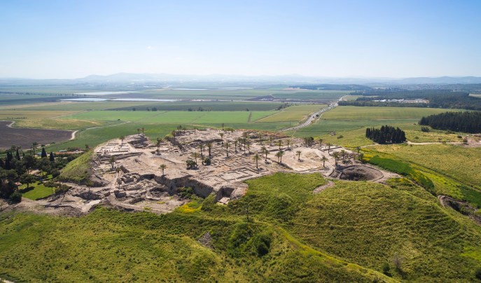 上图:米吉多遗址(Tel Megiddo)是位于耶斯列平原边缘的米吉多山上的一个土堆。「Tel/תֵּל」的意思是土堆,在圣经中被译为「荒堆」(申十三16)、「高堆」(书八28)、「山冈」(书十一13;耶三十18)或「乱堆」(耶四十九2),在中东比较常见。「荒堆」的外形通常是平地上出现的一个小山丘,实际上是人类逐渐堆高的土堆。原来这里有人类居住,后来因为天灾人祸而被摧毁。但因此地的战略位置、水源等因素比较适合人居住,所以后来又有人在此重建。如此反复摧毁、夷平、重建,逐渐堆高,最后被放弃,成为无人居住的小山丘。旧约时代的许多著名城邑,如耶利哥城(Tell es-Sultan)、别是巴(Tel Be'er Sheva)、夏琐(Tel Hazor)、米吉多(Tel Meggido)、基色(Tel Gezer),都以「荒堆」的形态保存至今,考古学家从上往下按层挖掘,可以一层一层地发现越来越古老的文物。