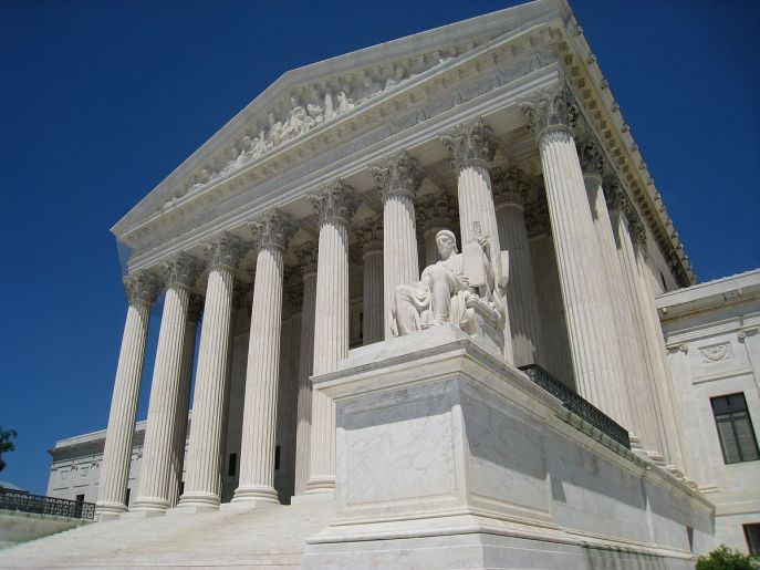 上图:美国最高法院(Supreme Court of the United States)大楼。美国最高法院是美国宪法和所有联邦法律的最终解释者,由总统提名、参议院同意的首席大法官和八位法官组成。每位法官各有一票表决权,他们根据自己当时的思想信仰、哲学理念和政治立场,会对法律做出倾向保守、自由或中立的司法解释,许多案件的最终裁决往往只有一票之差。今天,美国的司法制度貌似民主,但整个国家在宗教自由、堕胎、同性婚姻、毒品等重大社会问题上的官方立场,实际上只是掌握在个别立场摇摆的法官手中,以致社会越来越割裂、越来越暴露人本主义与生俱来的缺陷。美国总统的任期最多八年,而他所任命的大法官却任期终生,对美国社会的影响长达数十年。因此,一位总统有机会任命几位大法官,就成了决定其政治影响力的重要指标。启蒙运动先驱们精心设计、至今被人推崇的三权分立制度,其实并不比古代以色列人用「乌陵和土明」来求问神更加高明。