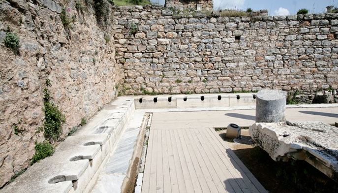 上图:以弗所的公共厕所(Latrines)遗址。罗马人非常讲究洁净,建立了当时世界上最豪华的公共厕所、公共浴室和下水道系统,立法规定城镇居民们必须要清理掉城里的垃圾。