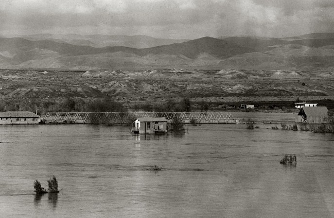上图:1935年2月耶利哥附近艾伦比桥(Allenby Bridge)的约旦河宽阔河面,水面已经接近艾伦比桥面,印证了「约旦河水在收割的日子涨过两岸」(书三15)。由于两岸的过度抽取,现代约旦河的河面已经大大变窄。根据2010年耶路撒冷邮报的报道,约旦河的年水量只有100年前的3%:20世纪初的年流量是13亿立方米,现在的年流量只有3千万立方米。