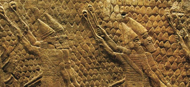 上图:从尼尼微亚述王宫出土的围攻拉吉(Siege of Lachish)浮雕,描绘主前701年亚述大军围攻犹大拉吉时,使用机弦甩石攻击城楼。现存于大英博物馆。