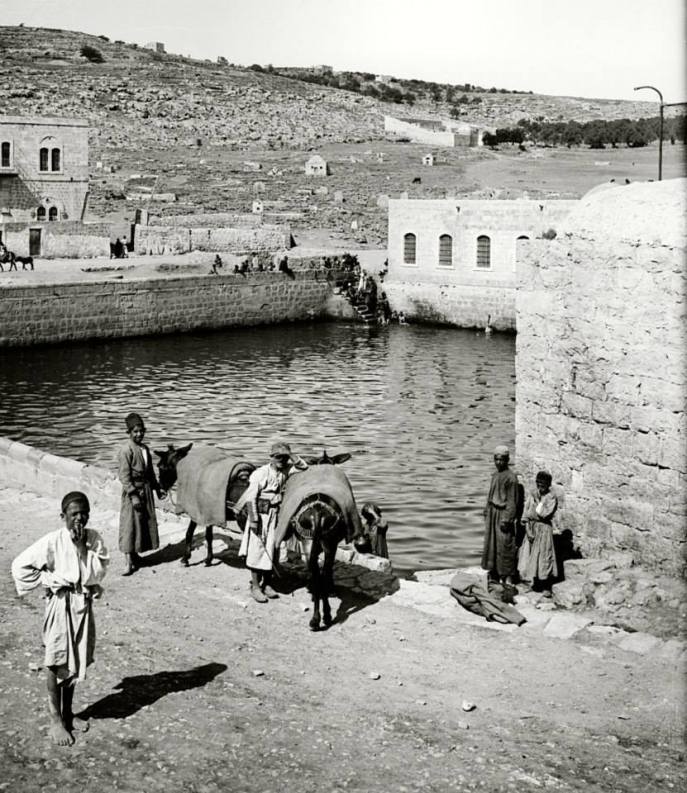 上图:十三世纪埃及苏丹嘉拉温(Al-Mansur Qalawun)所建的希伯仑池,是公众聚集的地方。大卫时代的希伯仑池可能也是如此。