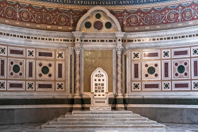上图:梵蒂冈拉特朗圣约翰大教堂(Archbasilica of St. John Lateran)中教皇的宝座,和所罗门的宝座一样,有六层台阶、「宝座有六层台阶,座的后背是圆的,两旁有扶手」(王上十19)。