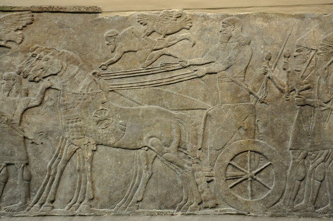 上图:宁录亚述王宫出土的亚述那西尔帕二世(Ashurnasirpal II,主前883-859年在位)的浮雕,描绘亚述神明在亚述战车前面开路。