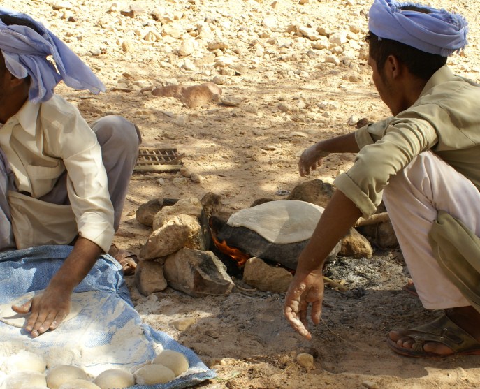 上图:贝都因人(Bedouin)至今还在沿用古代的方法,在炭火烧热的石头上烤饼。