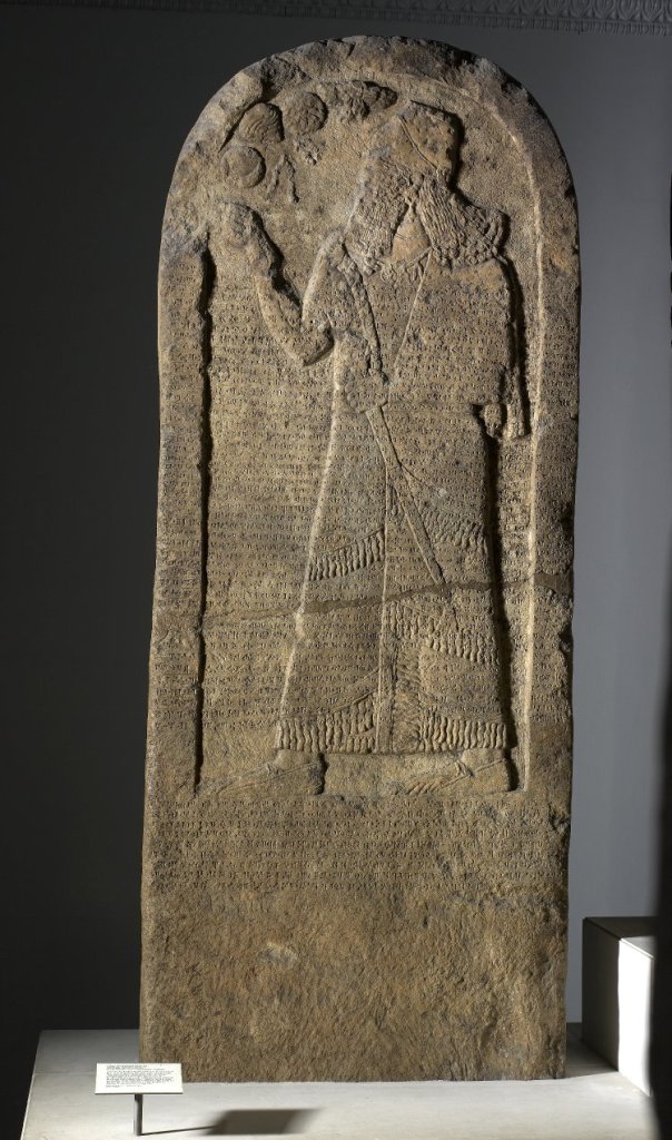 上图:亚述王撒缦以色三世(Shalmaneser III,主前859-824年在位)的库尔德石碑(Kurkh Stela),现存于大英博物馆。碑文记录了主前853年亚述王与反叛的亚兰联军进行的夸夸之战(Battle of Qarqar)。亚兰联军有十二个王,其中就有北国以色列王亚哈,他率领两千辆战车和一万名士兵。亚哈常与亚兰王争战(王上二十1-43),只有最后三年与亚兰没有战争(王上二十二1),在此期间与亚兰联盟抵挡亚述。