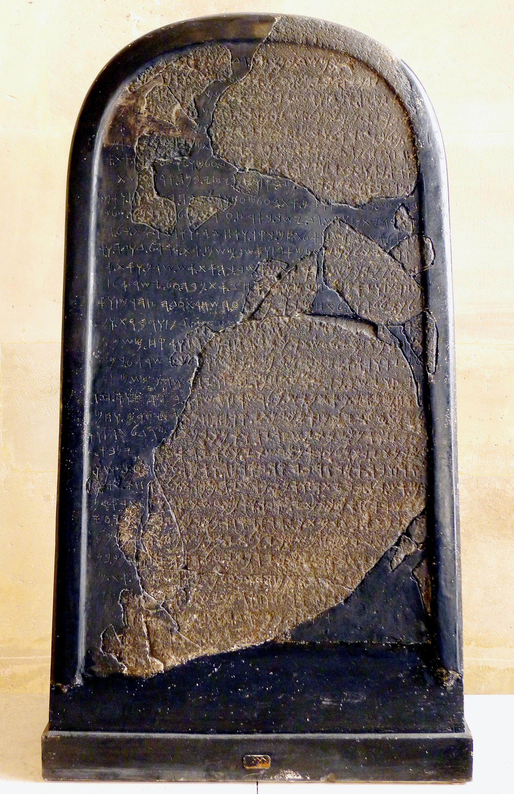 上图:米沙石碑(Mesha Stele),又名摩押石(Moabite Stone),是一块黑色玄武岩石碑,用原始希伯来字母记载了约主前840年摩押王米沙与以色列争战的事迹,1868年被发现于约旦的底本(Dhibon),现藏于卢浮宫博物馆。米沙石碑证明了圣经中以色列及摩押争战的事件(王下三5-27)是史实,也提到了「亚他录、底本、比稳、基列亭、雅杂、尼波」等地名,并宣称摩押人的神是「基抹」。