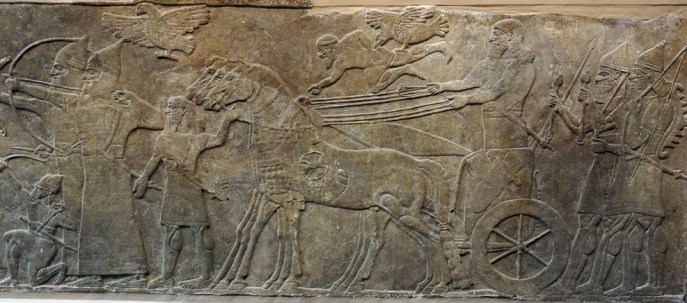 上图:宁录亚述王宫出土的亚述那西尔帕二世(Ashurnasirpal II,主前883-859年在位)的浮雕,现存于大英博物馆。浮雕上描绘亚述神鹰在亚述战车前面开路。