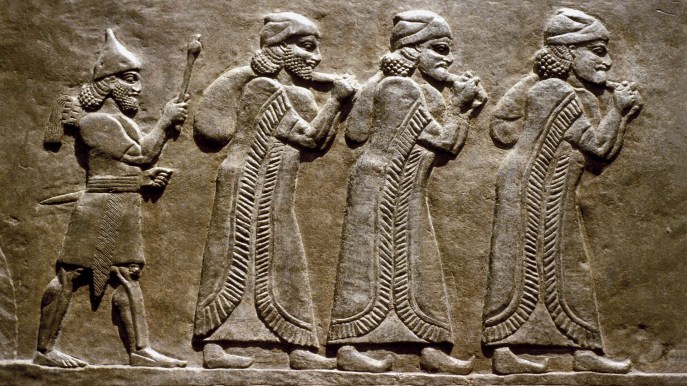 上图:提革拉·毗列色三世(Tiglath-Pileser III,主前745-727年在位)的Calah石碑,提到以色列王米拿现、比加、何西阿都向亚述王献上了贡品。