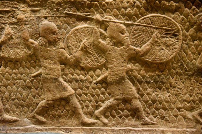 上图:拉吉之围浮雕(Siege of Lachish Relief)的一部分,描绘亚述士兵拿着盾牌攻城。