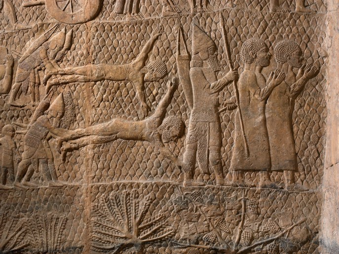 上图:拉吉之围浮雕(Siege of Lachish Relief)的一部分,描绘亚述士兵摔死和掳走俘虏。亚述的恐怖行为,给希西家和百姓都造成了极大的压力。