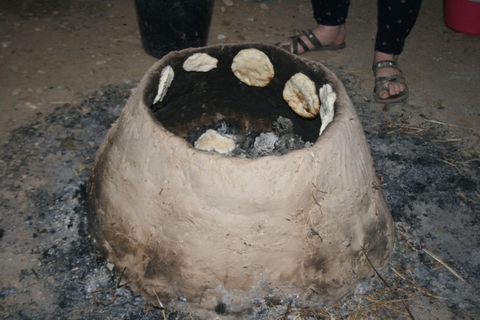 上图:按照出土文物制作的「火炉 tannur」。烤饼时先用大火烧热炉壁,然后留下余烬,面团贴在壁上,两面都能受热,并不需要翻转,几分钟就能烤熟。