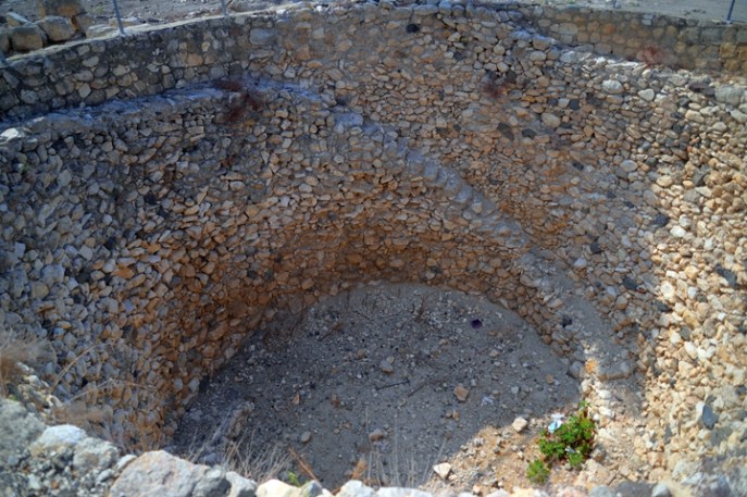 上图:米吉多遗址(Tel Megiddo)储存谷物的大坑,可能是耶罗波安二世的时代建成的。这个大坑直径11米,7米深,可能储存450立方米粮食。