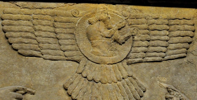 上图:宁录出土的亚述帝国主神亚述(Ashur)浮雕,形象是带翅膀的太阳,可能是用翅膀来代表光线。