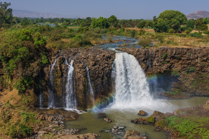 上图:东非埃塞俄比亚北部的青尼罗河瀑布(Tis Abay,Blue Nile Falls)。尼罗河上游有两条主要支流,源于埃塞俄比亚高原的青尼罗河是尼罗河下游大多数水和营养来源,源于东非大裂谷维多利亚湖流域的白尼罗河则是最长的支流。青、白尼罗河在苏丹首都喀土穆附近汇成尼罗河,然后向北穿过苏丹和埃及,所经过的地方均是沙漠,孕育了古埃及文明。