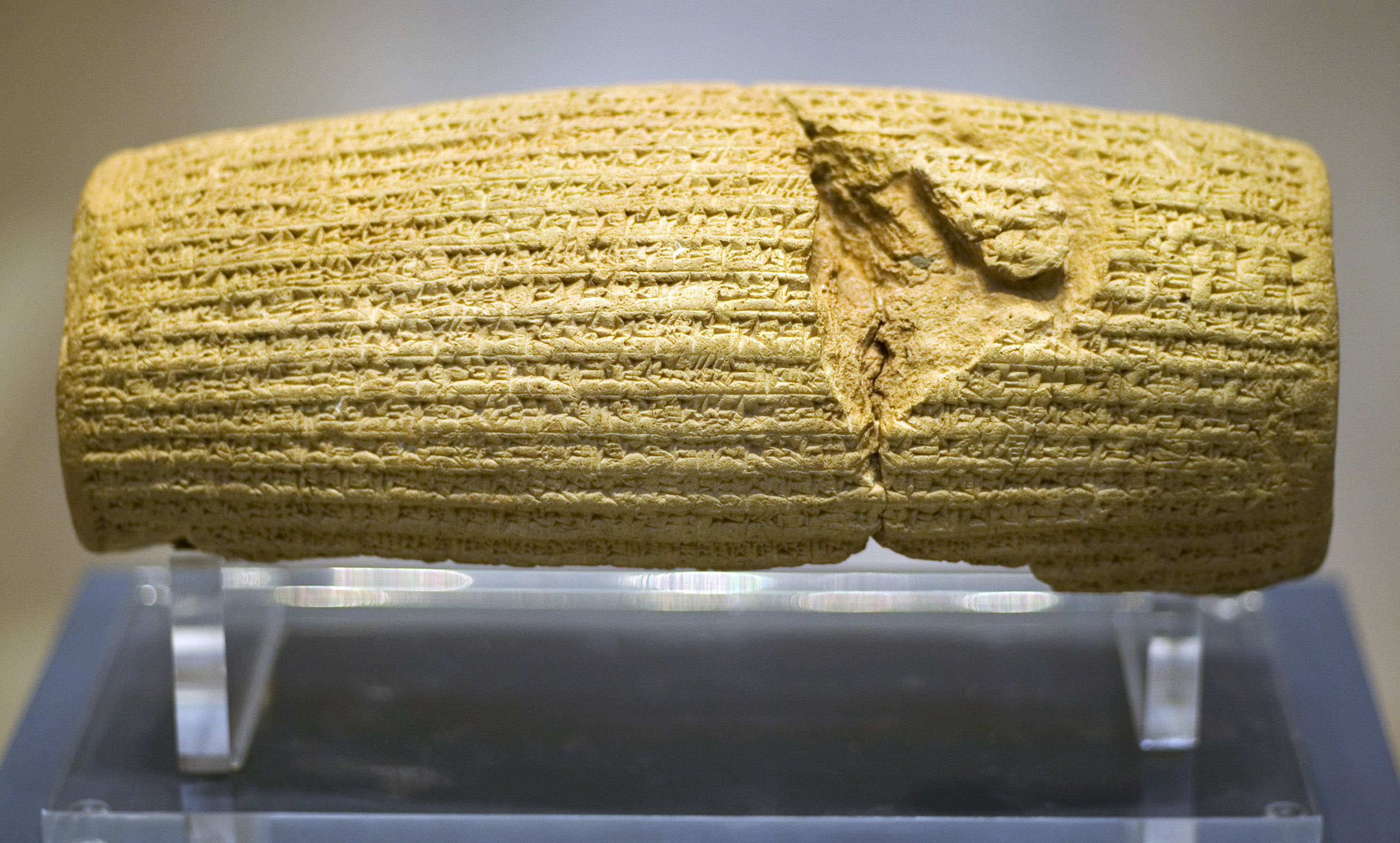 上图:巴比伦遗址出土的居鲁士圆柱(Cyrus Cylinder)是一个主前6世纪的泥制圆筒,以居鲁士大帝(Cyrus the Great,主前539-530年在位)的名义用古代阿卡德语楔形文字写成,现存于大英博物馆。居鲁士圆柱上的铭文记载,波斯攻陷巴比伦以后,居鲁士大帝宣布释放所有的奴隶回乡,这是居鲁士大帝允许被掳巴比伦的犹太人重返耶路撒冷的证据。