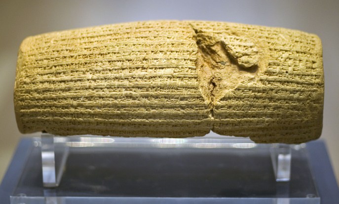 上图:巴比伦遗址出土的居鲁士圆柱(Cyrus Cylinder)是一个主前6世纪的泥制圆筒,以居鲁士大帝(Cyrus the Great,主前539-530年在位)的名义用古代阿卡德语楔形文字写成,现存于大英博物馆。居鲁士圆柱上的铭文记载,波斯攻陷巴比伦以后,居鲁士大帝宣布释放所有的奴隶回乡,这是居鲁士大帝允许被掳巴比伦的犹太人重返耶路撒冷的证据。