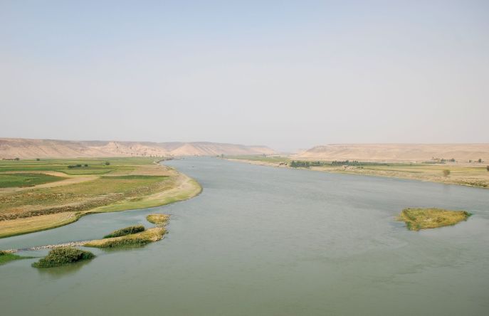上图:靠近叙利亚Halabiye附近的幼发拉底河(Euphrates),河的左岸是Zalabiye考古遗址。幼发拉底河在圣经中也被称为伯拉河(Perath)、伯拉大河、大河,发源于土耳其境内的安纳托利亚山区,依赖雨雪补给,流经叙利亚和伊拉克,注入波斯湾。幼发拉底河与其东面的底格里斯河形成的两河流域,被称为美索不达米亚(Mesopotamia),是重要的古代文明起源地。由于河水带来的沙泥把河床不断填高,最终使两河的河口不断南移,现在下游合流在一起,称为阿拉伯河。
