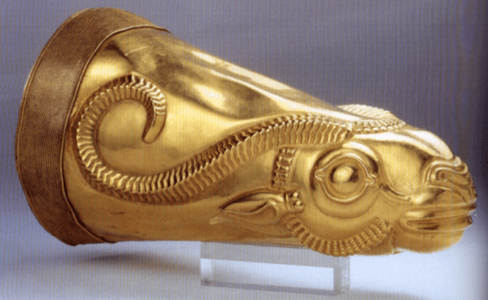 上图:从亚马他城(Ecbatana)出土的黄金角状酒杯(Golden rhyton),是波斯阿契美尼德帝国时期的文物,收藏在伊朗国家博物馆。