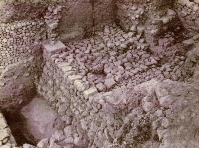 上图:希西家时代的中坡墙(mid-slope wall),位于基训泉附近,被尼希米所修复,这段墙有8米宽。图中可见当时所用来修造的石头。英国考古学家肯扬(Kathleen Kenyon)拍摄。