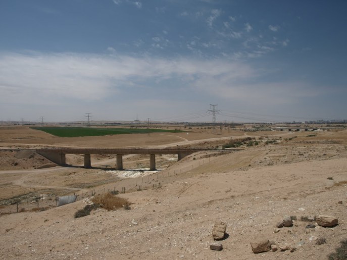 上图:从南地的别是巴遗址看干涸的别是巴河(Nahal Beersheba)。这是一条季节性的旱溪,夏天干涸,雨季有水。