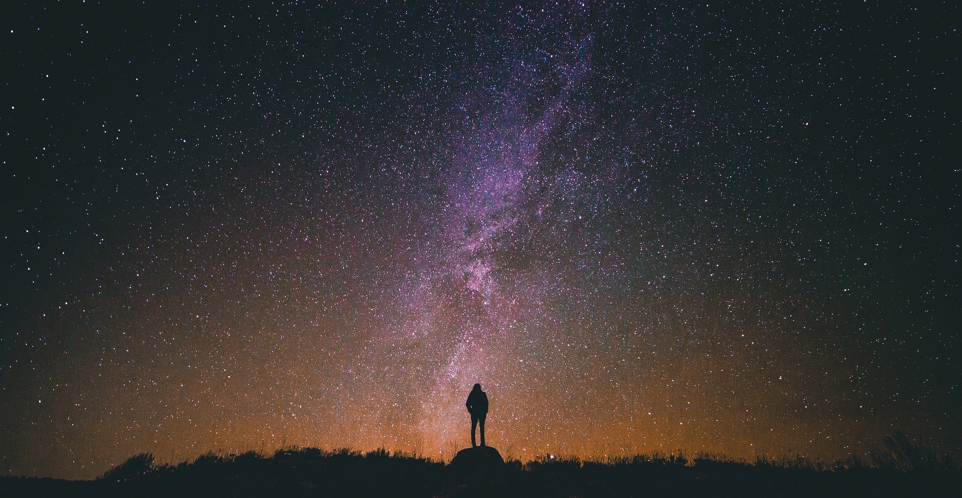 上图:一个人从南地旷野仰望银河。当人瞻望浩瀚的星空时,就不敢高看自己:「你若犯罪,能使神受何害呢?你的过犯加增,能使神受何损呢?你若是公义,还能加增祂什么呢?祂从你手里还接受什么呢?」(伯三十五6-7)