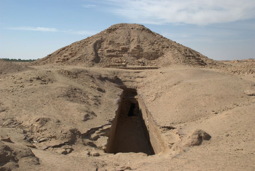 上图:位于苏丹北部El-Kurru的皮耶金字塔(Piye's pyramid)。 古实王皮耶(Piye,主前744-714年在位)建立了古埃及新王国时代版图最大的第二十五王朝,并复兴了古王国和中王国时期的伟大特征——金字塔的建造。他在El-Kurru建造了第一座金字塔。