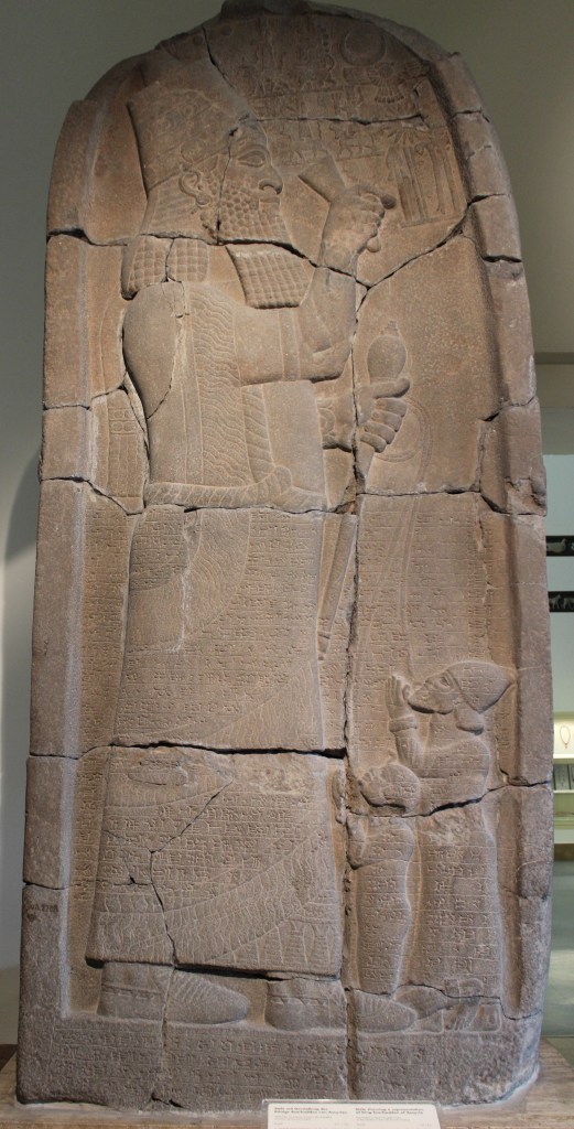 上图:以撒哈顿胜利石碑(Victory stele of Esarhaddon),描绘亚述王以撒哈顿(Esarhaddon,主前681-669年在位)打败了推罗和埃及的反亚述联盟,用钩子牵着推罗王巴力一世(Ball I,主前680-660在位)和埃及法老特哈加(Taharqa)的儿子。现藏于柏林别加摩博物馆。