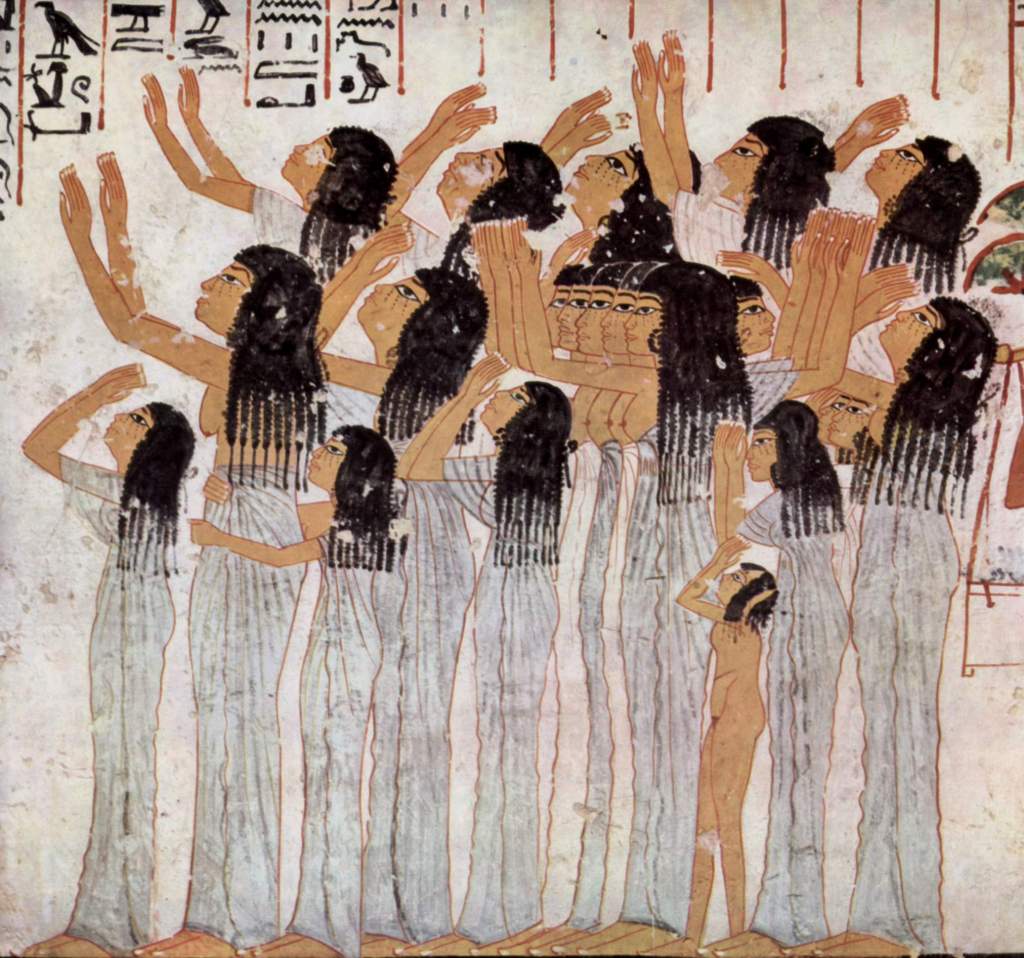 上图:古埃及壁画中的专业哭丧女,出土于主前1411-1375年的古埃及第十八王朝贵族Ramose的墓中(TT55)。专业哭丧是古代美索不达米亚、埃及和地中海东部流传甚广的习俗,埃及古墓的壁画浮雕中有很多专业哭丧的女性。有些哭丧女不但哀悼死人,更为死而复活的神祇、如搭模斯哀哭(结八14)。