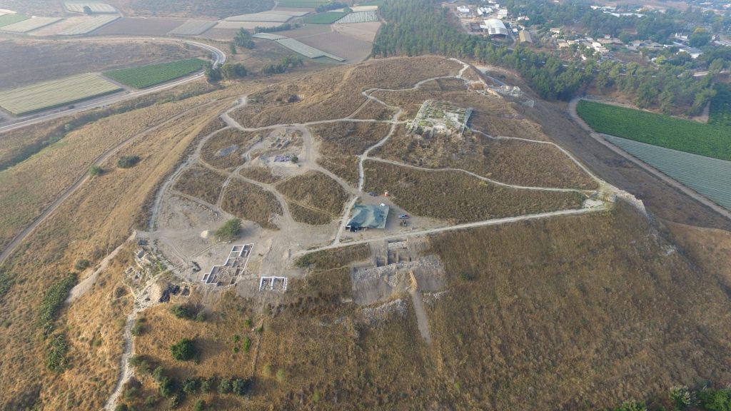 上图:拉吉遗址(Tel Lachish),扼守拉吉谷。