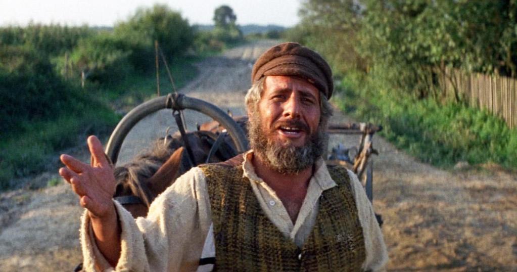 上图：《屋顶上的小提琴手 Fiddler on the Roof》剧照，犹太主人公特伊（Tevye）不堪生活重压，却无法从妻子那里得到慰藉，只能向神倾述衷肠。他向神祷告说：「我知道，我知道，我们是祢的选民。但是，偶尔，祢不能选择别人吗？I know, I know. We are Your chosen people. But, once in a while, can't You choose someone else?」