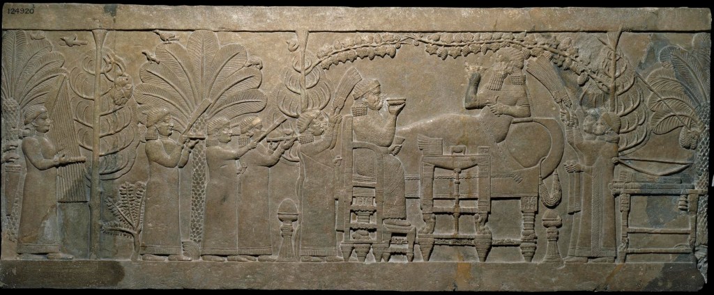 上图:尼尼微出土的主前645-635年的亚述浮雕,展现了古代美索不达米亚的精致家具,现藏于大英博物馆。画面中的亚述王亚述巴尼拔斜靠在葡萄架下的沙发上,武器放在身后、王后坐在对面的椅子上,正在愉快地享受美酒和点心。拿着餐巾的女仆们为他们扇风,男仆们为他们带来食物和音乐,鸟儿和蝗虫在树上安歇,而最左边的树上可怕地挂着以拦王的头颅。