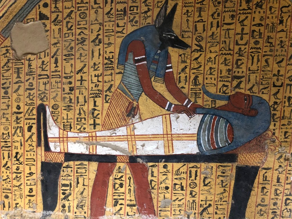 上图:主前1279-1213年古埃及壁画,阿努比斯神(Anubis)正在制作木乃伊。古埃及人相信人死后有一个「称心审判」,心若有罪咎的累赘,就会面临灭亡。因此,从新王国时代开始,死者的心脏需要从体内取出,与其他的重要内脏安放在礼葬瓮中,免得在审判时被心出卖、危害来生。而在木乃伊中取代人心的是一块刻成蜣螂形状的石头,这圣甲虫是永生的象征。但神的换心手术却和埃及相反,祂会用肉心替换他们的石心(结十一19-20)。
